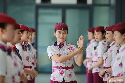 重慶&ldquo;動姐&rdquo;禮儀培訓(xùn)備戰(zhàn)鐵路調(diào)圖 蹲姿微笑培訓(xùn)一絲不茍