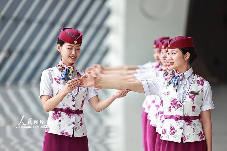 重慶:高鐵乘務(wù)員開展服務(wù)禮儀培訓